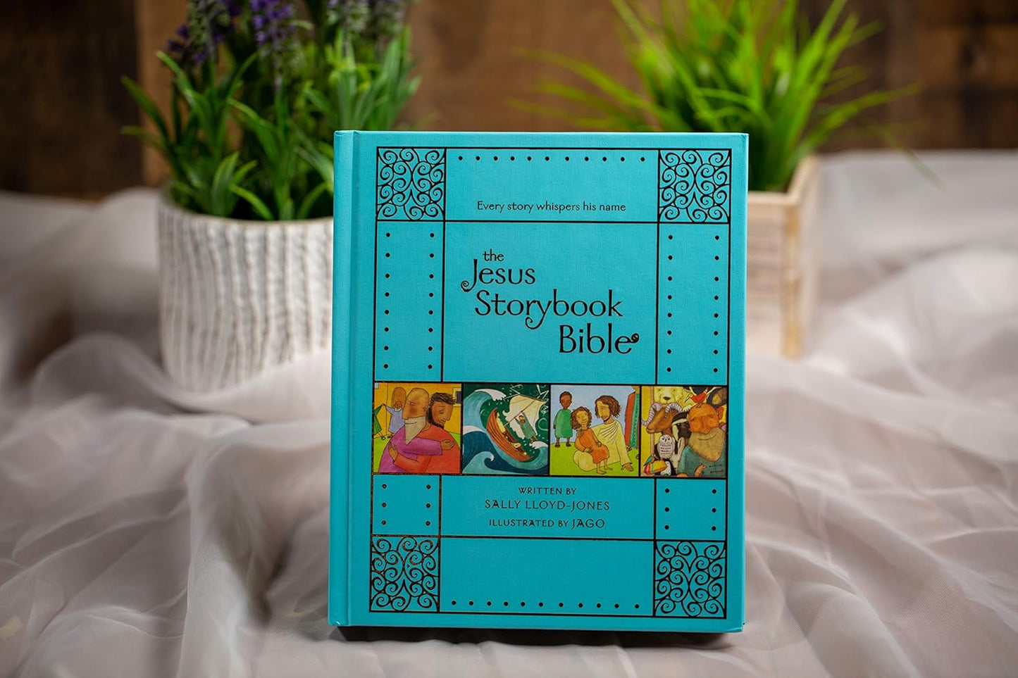 The Jesus Storybook Bible [Gift Edition]: Every Story Whispers His Name