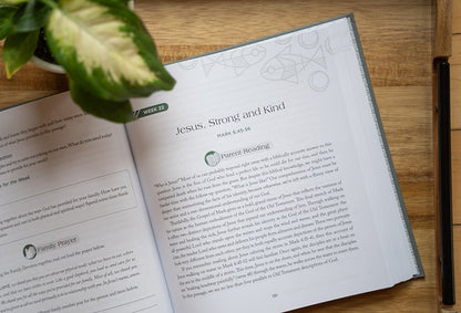 The Good News Family Devotional: 52 Weeks Through the Gospel of Mark